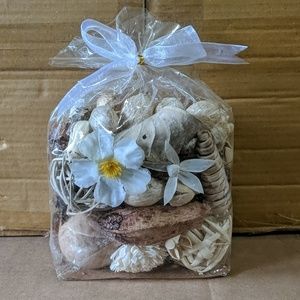Hand made vase filler / potpourri bag